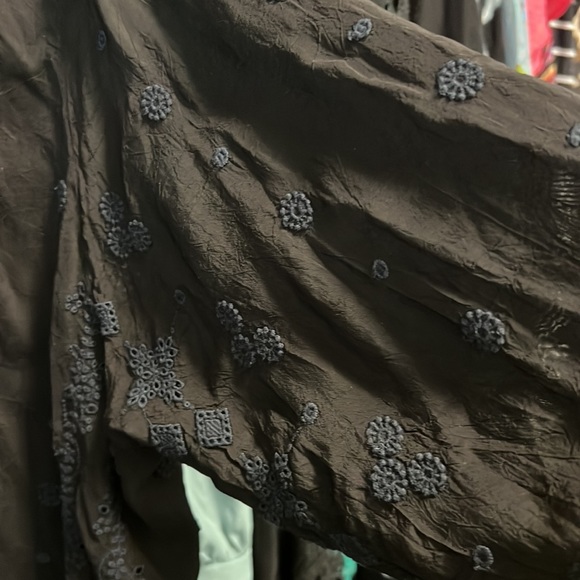 Johnny Was beautifully embroidered topper with two small pockets, cause why not? - Picture 8 of 8